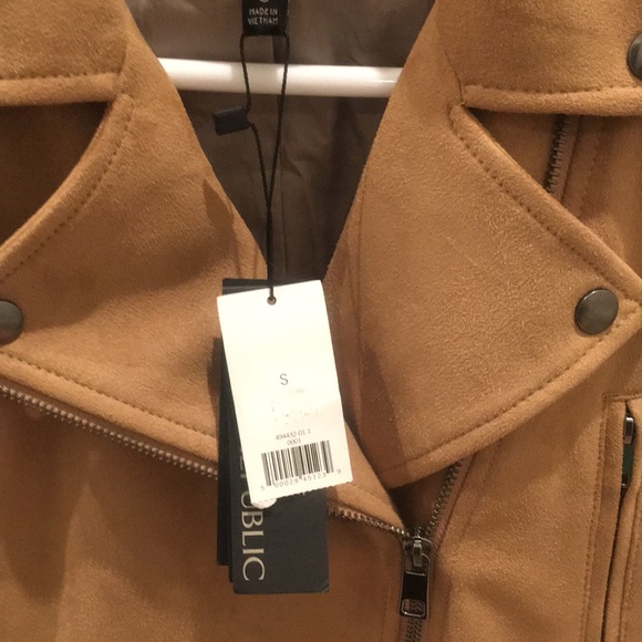 Hi I’m Kristy! Welcome to my closet! - Picture 5 of 5